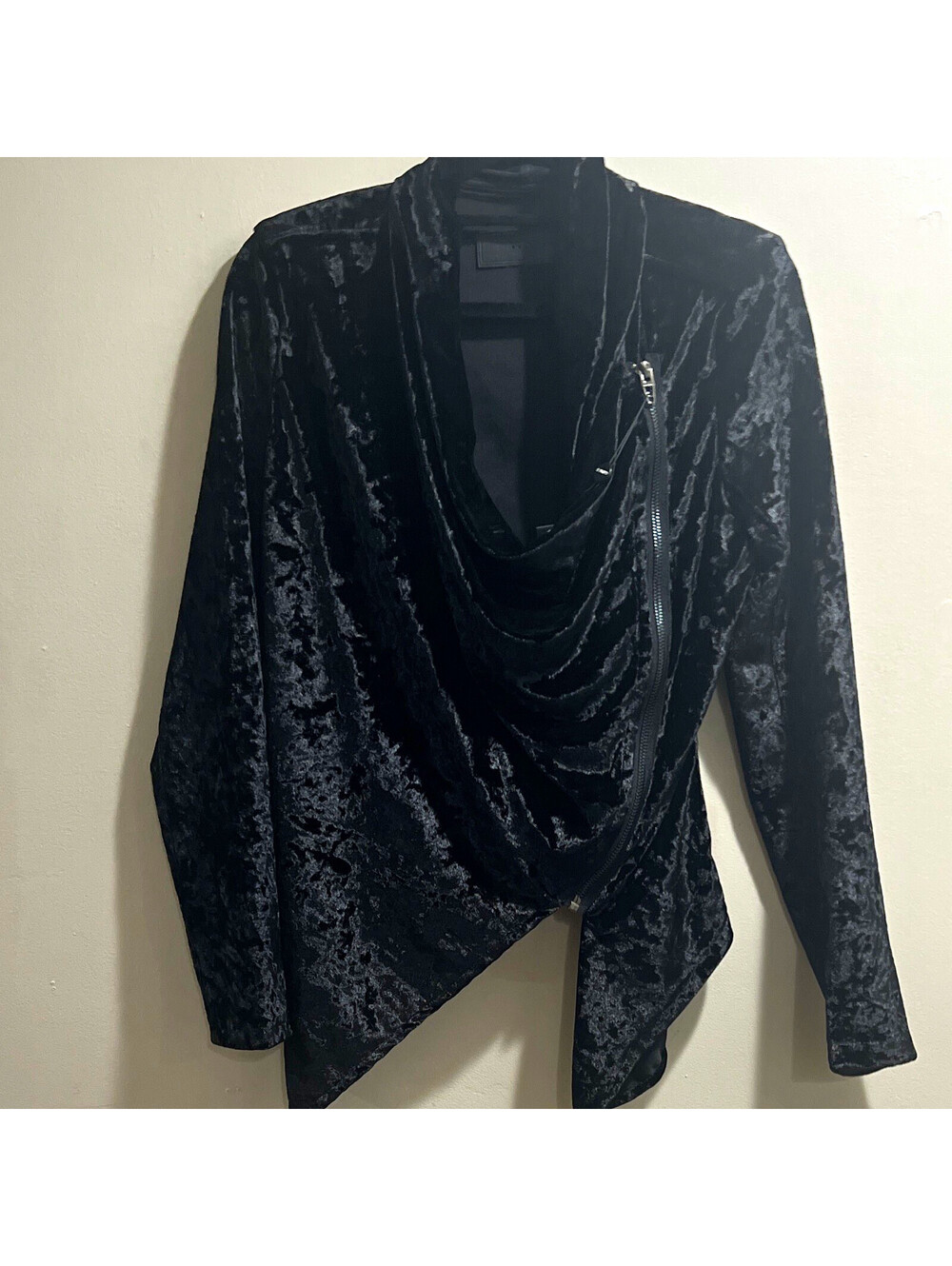 [BLANKNYC] Women’s XS Black Solid Velvet Cowl Neck Long Sleeve Zip Top